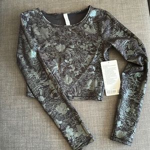 Lululemon wonder train cropped long sleeve shirt. NWT size 4 never worn.